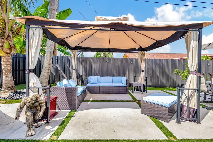 Stunning Beautiful Home Relaxing Patio and 2 cars Garage. This - photo 40