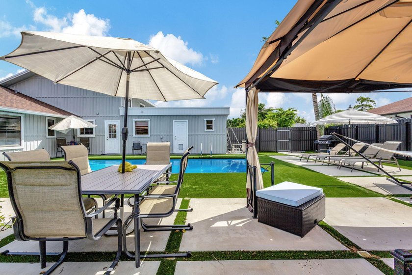 Stunning Beautiful Home Relaxing Patio and 2 cars Garage. This - photo 41