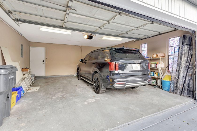 Stunning Beautiful Home Relaxing Patio and 2 cars Garage. This - photo 44