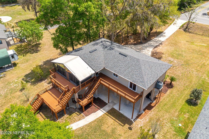 MOTIVATED SELLERS Creekside Charm Welcome to your peaceful - photo 3