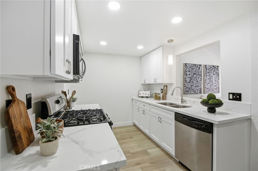 Turnkey 2-bedroom Wrigley townhome with an ATTACHED private - photo 5