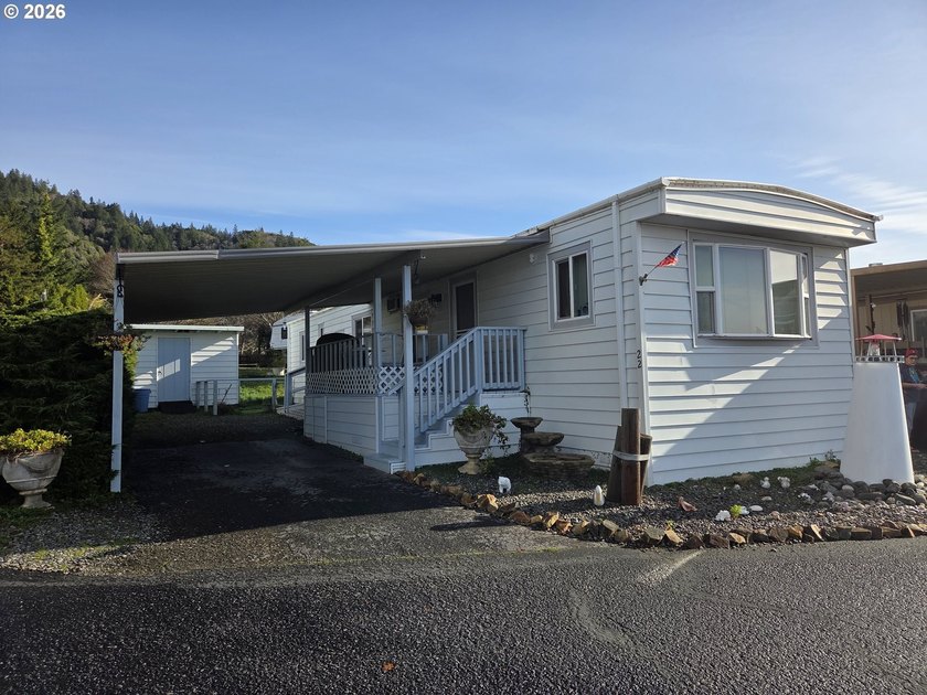 Beautifully updated home located in a quiet and friendly 55+ - photo 2