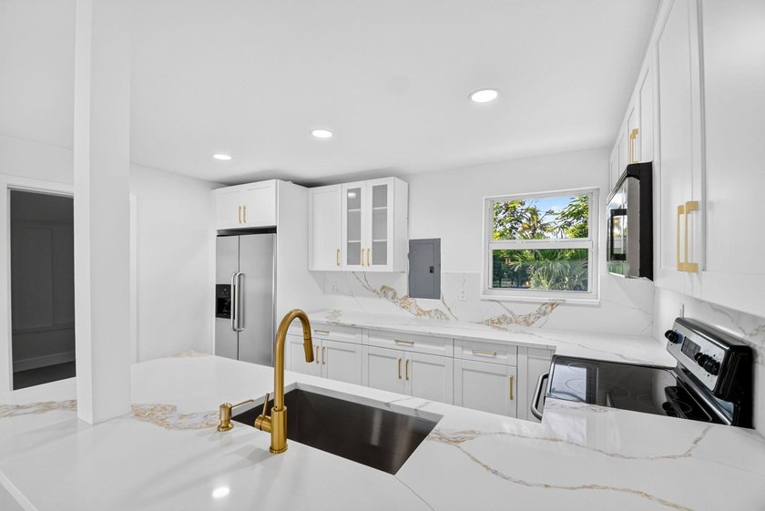 Welcome to this beautifully renovated home in Seminole Manor - photo 12
