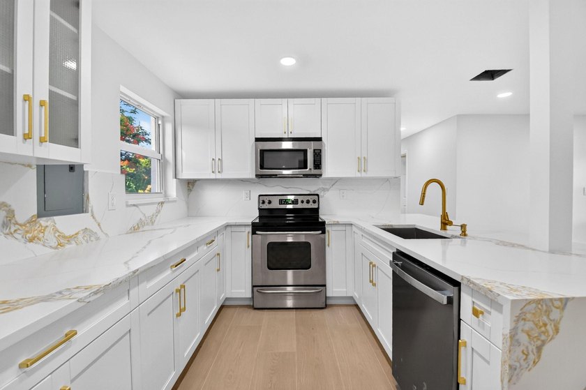 Welcome to this beautifully renovated home in Seminole Manor - photo 15