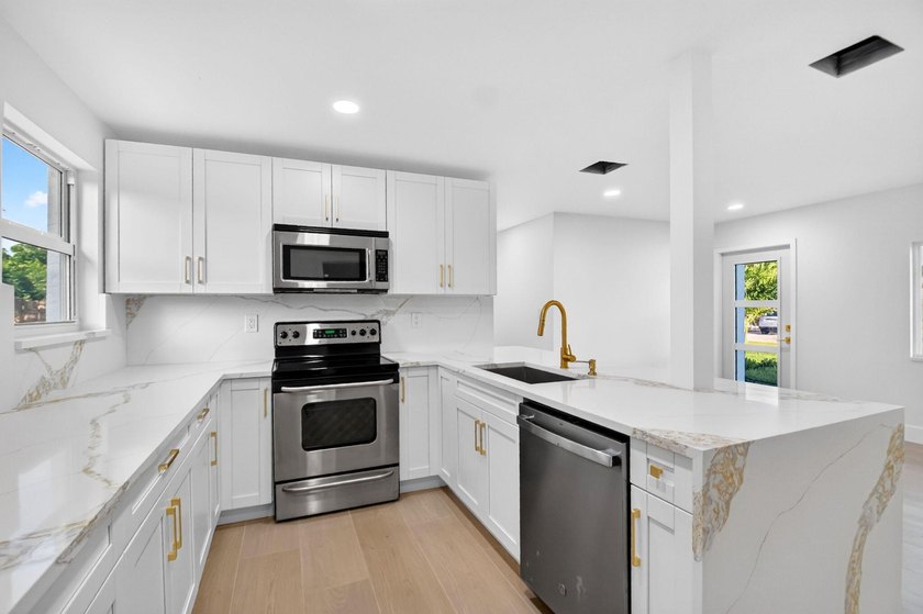 Welcome to this beautifully renovated home in Seminole Manor - photo 16