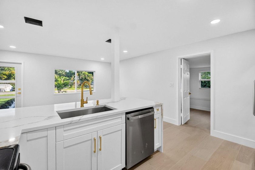Welcome to this beautifully renovated home in Seminole Manor - photo 17