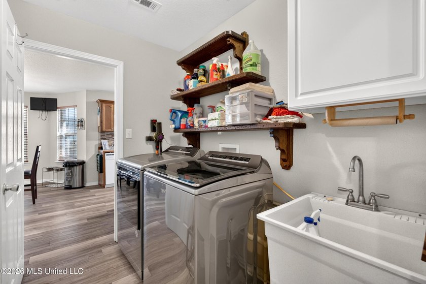 Need space for family, hobbies, toys, or a business? This one - photo 25