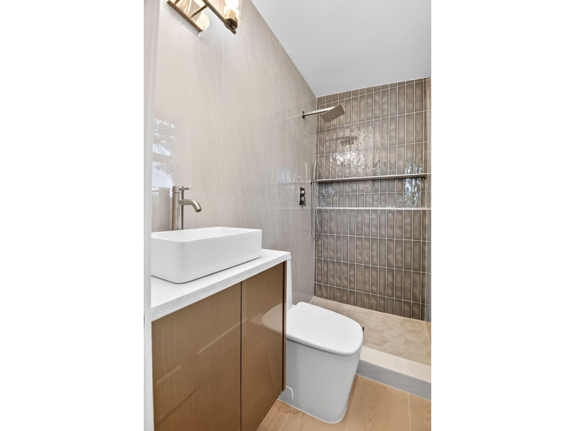 Welcome to this beautifully renovated home in Seminole Manor - photo 32