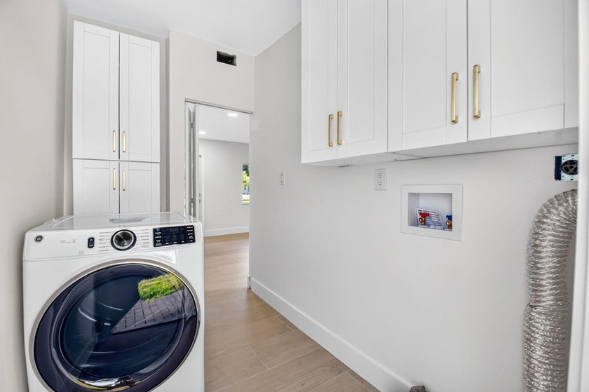 Welcome to this beautifully renovated home in Seminole Manor - photo 33