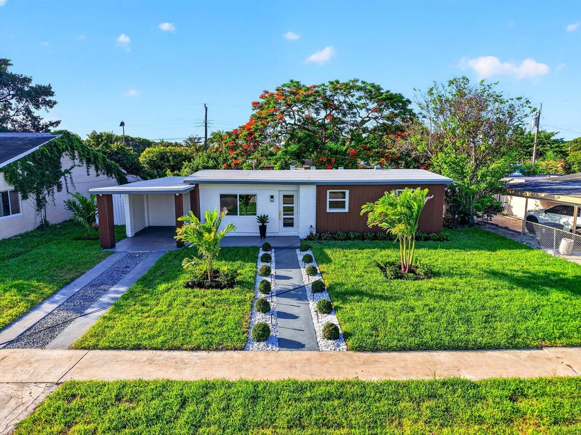 Welcome to this beautifully renovated home in Seminole Manor - photo 37