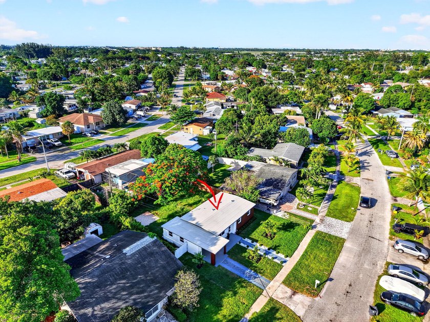 Welcome to this beautifully renovated home in Seminole Manor - photo 40