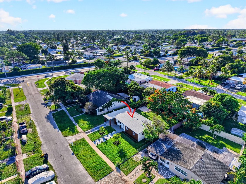 Welcome to this beautifully renovated home in Seminole Manor - photo 41