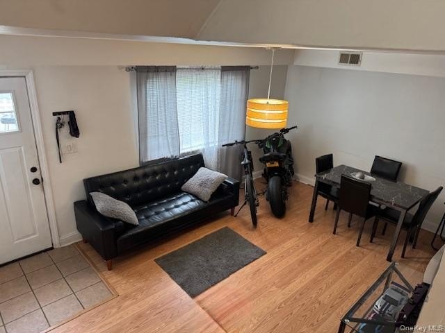 Welcome to this beautifully maintained 3-bedroom, 1.5-bath - photo 3