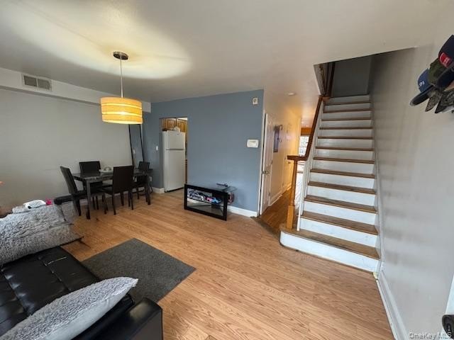 Welcome to this beautifully maintained 3-bedroom, 1.5-bath - photo 4