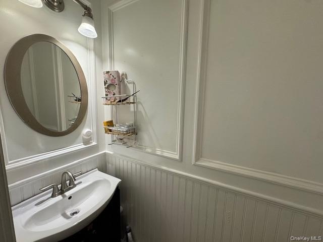 Welcome to this beautifully maintained 3-bedroom, 1.5-bath - photo 8
