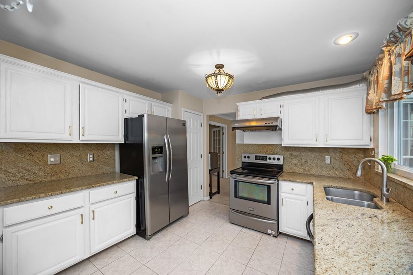Beautifully situated on a corner lot in a desirable neighborhood - photo 12