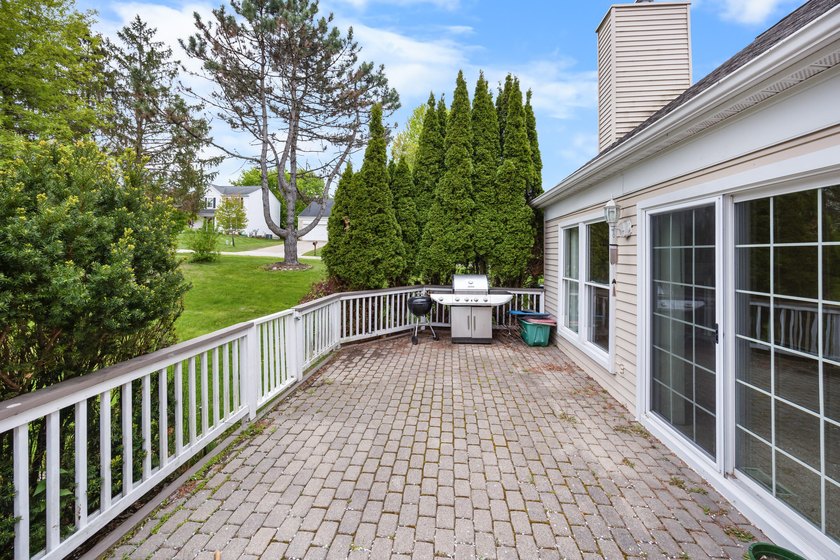 Beautifully situated on a corner lot in a desirable neighborhood - photo 17