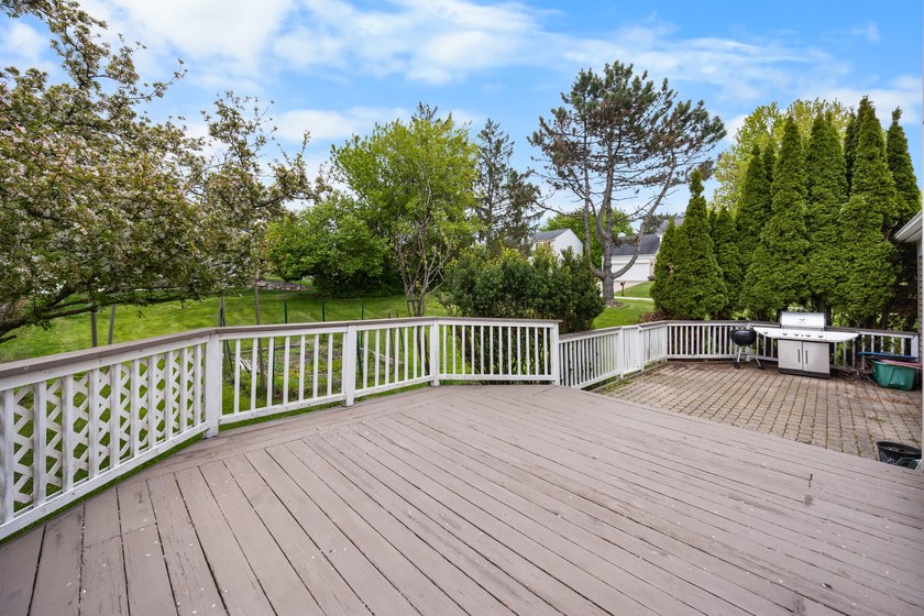 Beautifully situated on a corner lot in a desirable neighborhood - photo 18