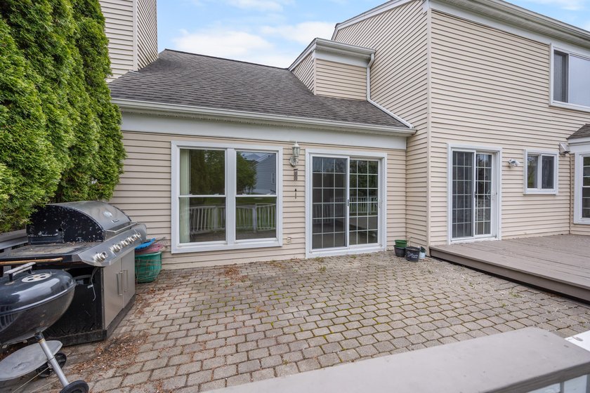 Beautifully situated on a corner lot in a desirable neighborhood - photo 19