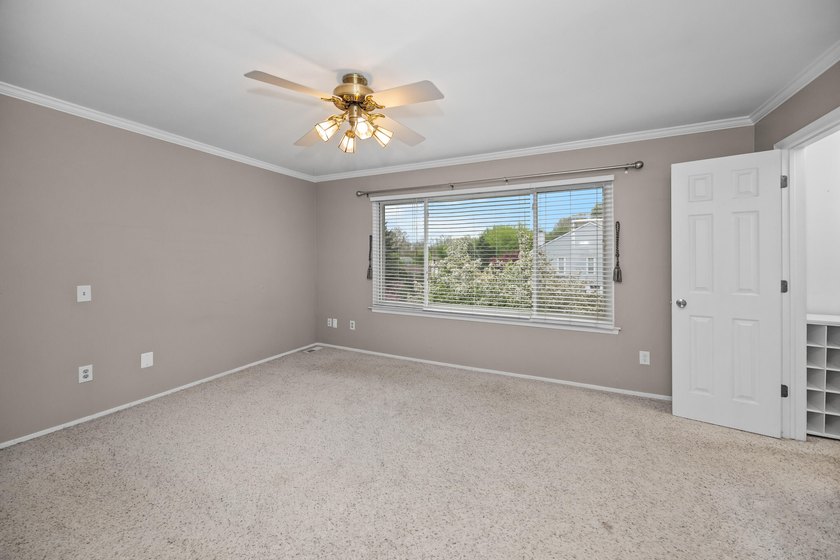 Beautifully situated on a corner lot in a desirable neighborhood - photo 22