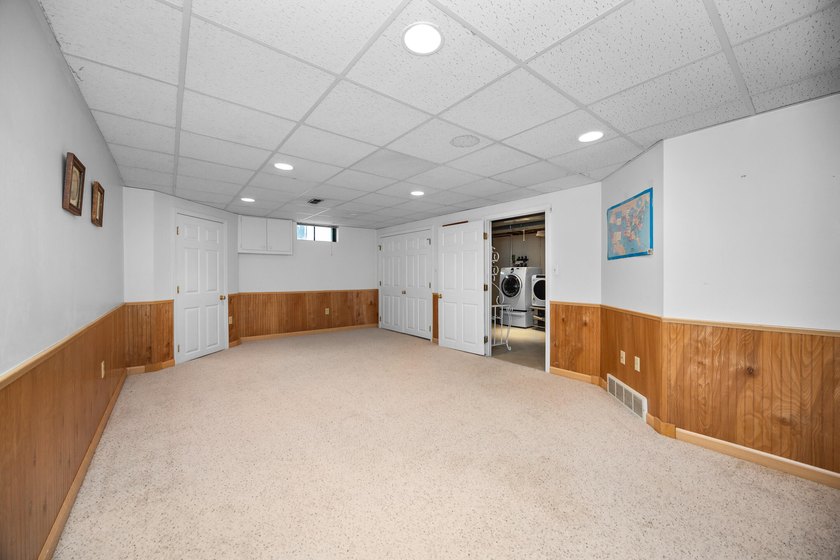 Beautifully situated on a corner lot in a desirable neighborhood - photo 32