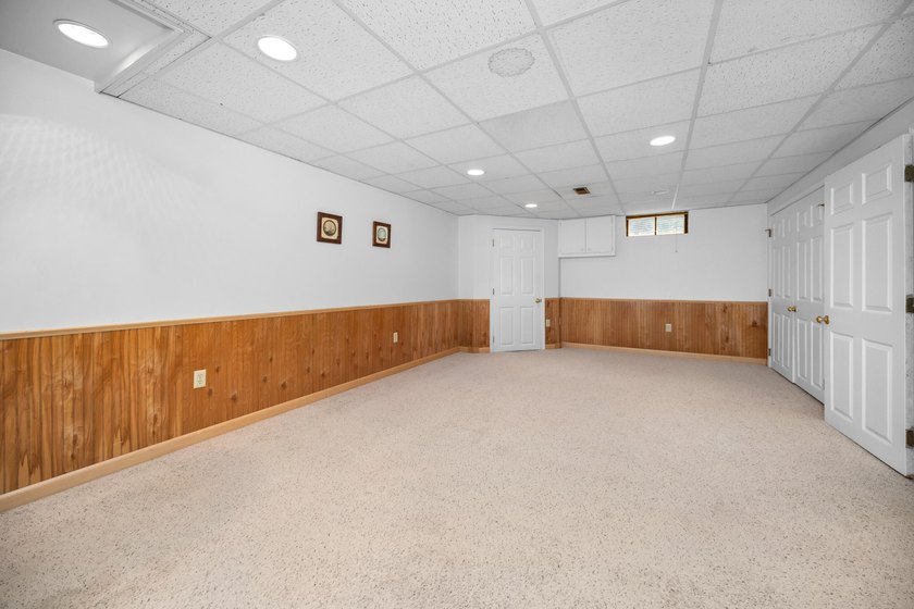 Beautifully situated on a corner lot in a desirable neighborhood - photo 33