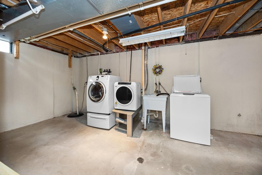 Beautifully situated on a corner lot in a desirable neighborhood - photo 35
