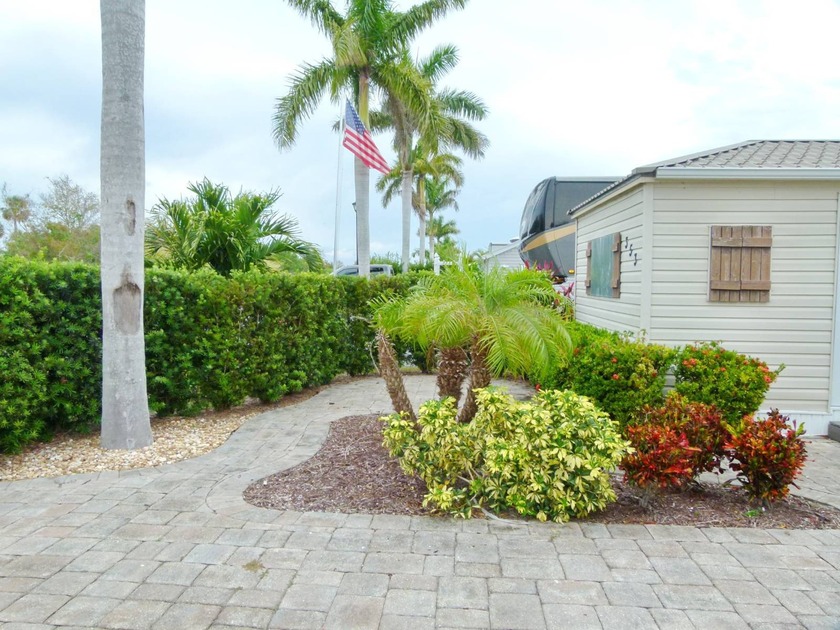 Beautiful Lakefront Lot in a 5-Star Gated Community Experience - photo 5