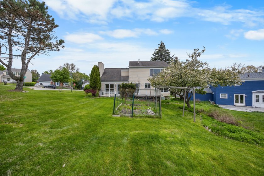 Beautifully situated on a corner lot in a desirable neighborhood - photo 44