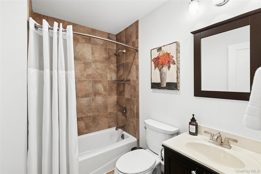 Welcome to the epitome of elegance and comfort at 3470 N Bayview - photo 15