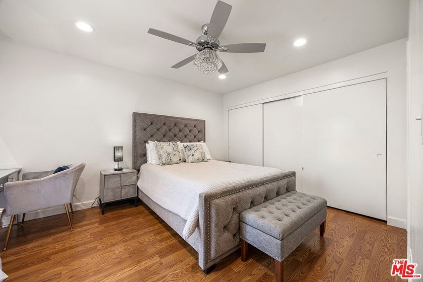 Spacious and well-located condo offering an exceptional - photo 3