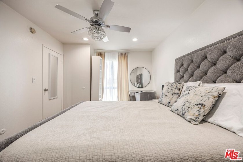 Spacious and well-located condo offering an exceptional - photo 4