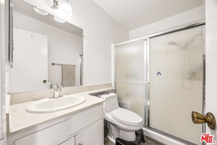 Spacious and well-located condo offering an exceptional - photo 7
