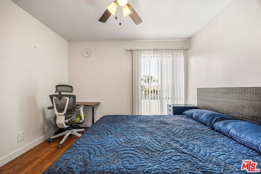 Spacious and well-located condo offering an exceptional - photo 10
