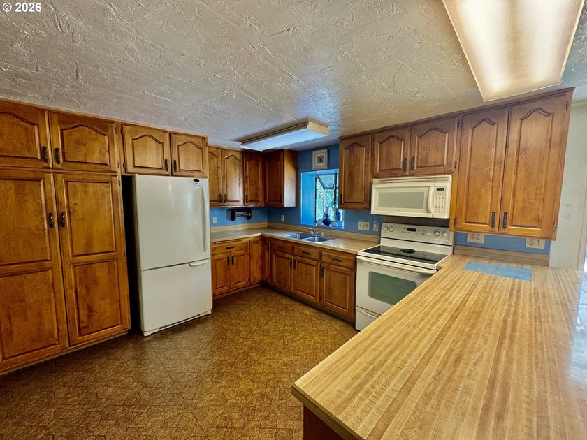 This custom 2 story ranch style home brings together comfort - photo 8