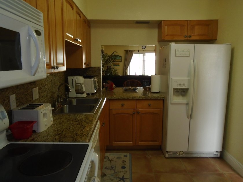 Beautiful waterfront first floor corner unit. Great water view - photo 3