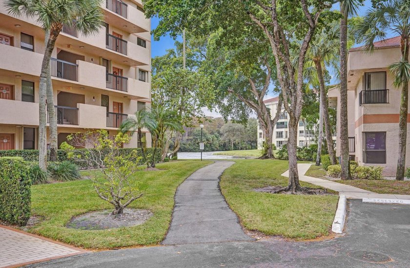 Completely renovated and move-in ready! This stunning unit has - photo 4
