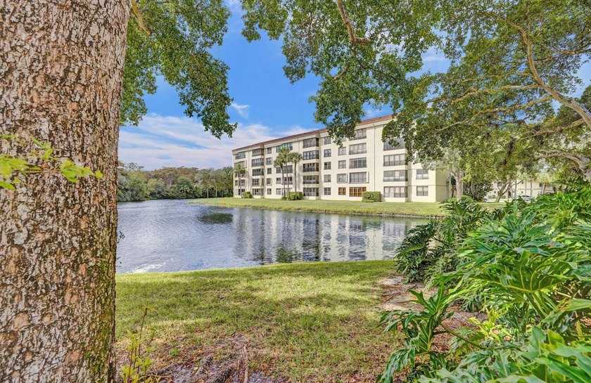 Completely renovated and move-in ready! This stunning unit has - photo 5