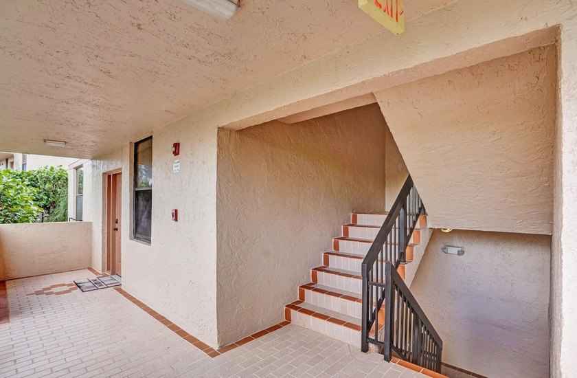 Completely renovated and move-in ready! This stunning unit has - photo 10