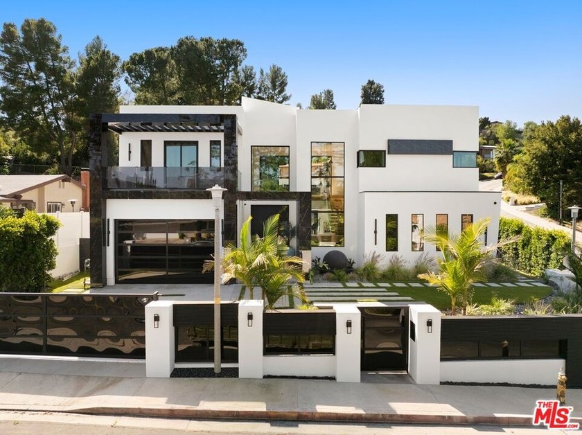 An extraordinary 2026 modern masterpiece in prime Tarzana, this - photo 3
