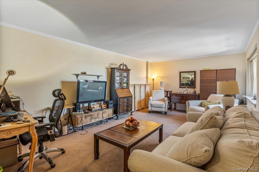 Owner Occupied, No Subletting, Spacious &amp; Bright 2 Br &amp; 1 Bath - photo 5