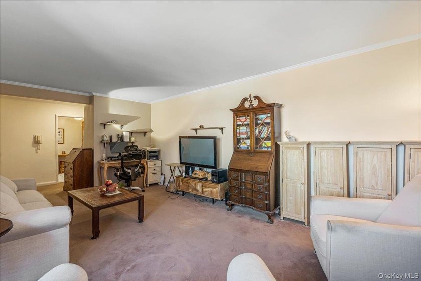 Owner Occupied, No Subletting, Spacious &amp; Bright 2 Br &amp; 1 Bath - photo 7