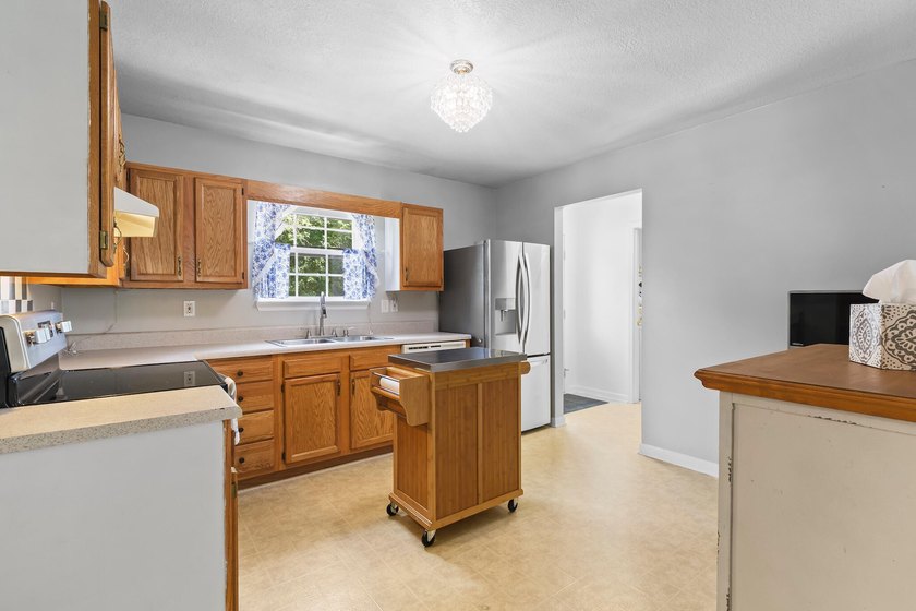 ONE LEVEL HOME ON HALF ACRE LEVEL LOT WITH PRETTY VIEW OF - photo 7