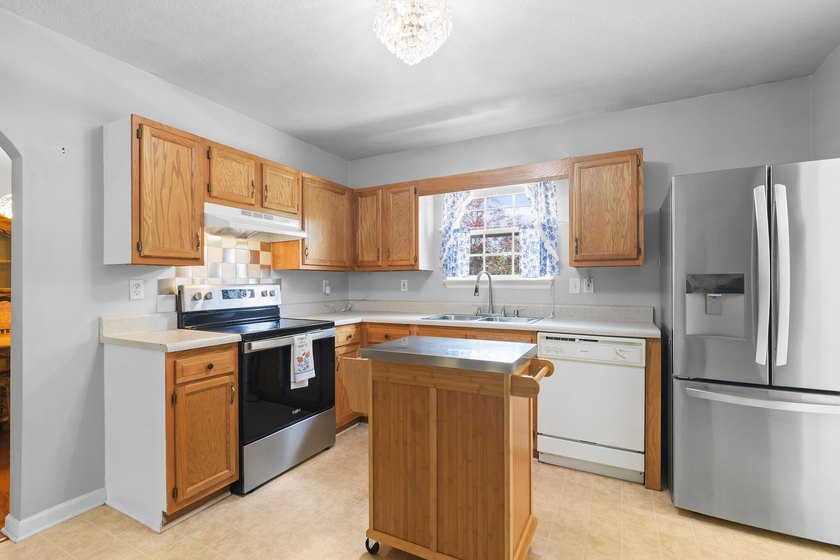ONE LEVEL HOME ON HALF ACRE LEVEL LOT WITH PRETTY VIEW OF - photo 8