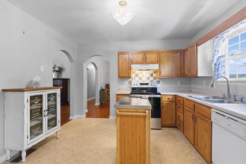 ONE LEVEL HOME ON HALF ACRE LEVEL LOT WITH PRETTY VIEW OF - photo 9