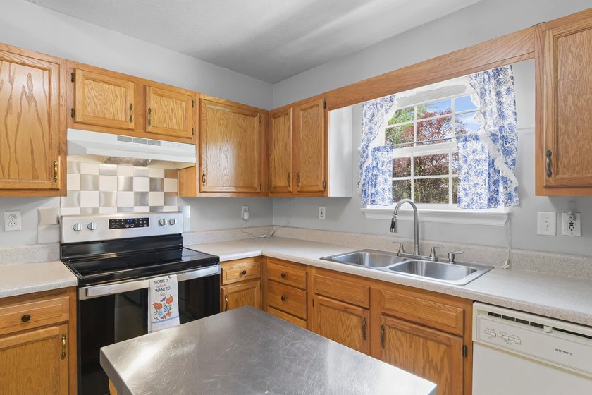ONE LEVEL HOME ON HALF ACRE LEVEL LOT WITH PRETTY VIEW OF - photo 10