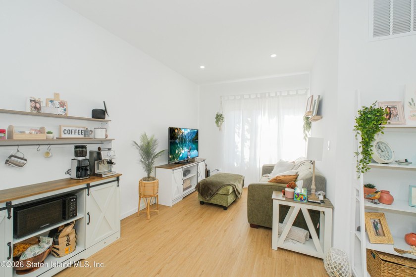 Fully gut-renovated 3 bedroom home in heart of 10309. Features a - photo 14