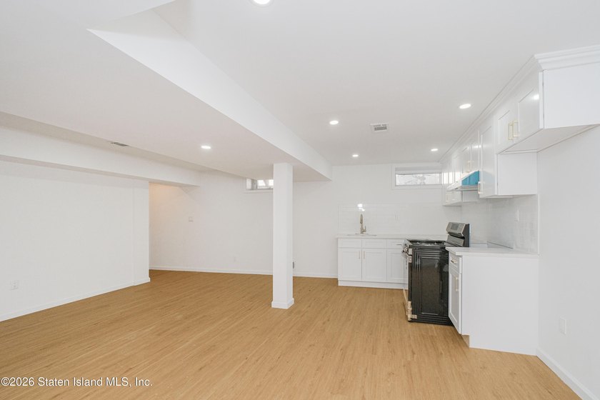 Fully gut-renovated 3 bedroom home in heart of 10309. Features a - photo 23