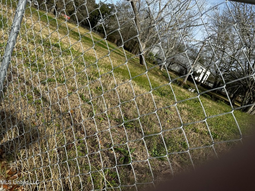 Beautiful vacant corner lot, can be yours to build. Motivated - photo 3