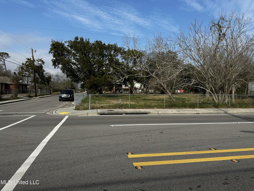 Beautiful vacant corner lot, can be yours to build. Motivated - photo 6